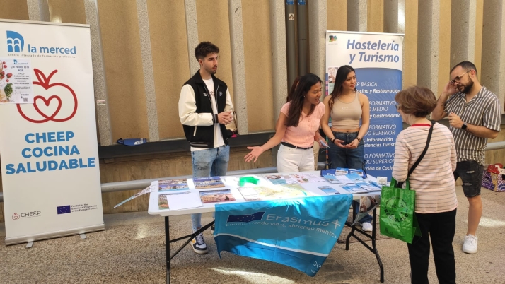 El CIFP La Merced vende el turismo en el Mercado semanal dentro de su campaña de difusión