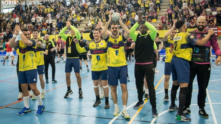 Fotos: El San Andrés vibra con la primera victoria del BM Soria en la fase de ascenso a Plata