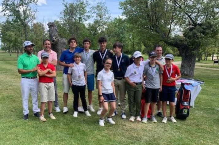 Enzo Jiménez encabeza la clasificación Scratch en el puntuable para el Nacional juvenil de golf