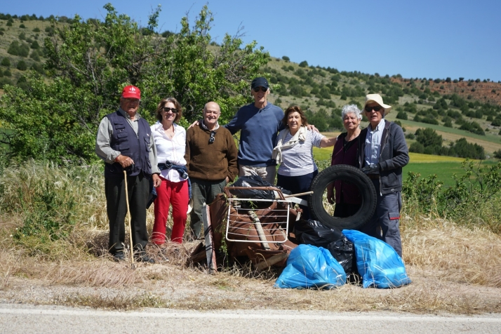 Montejo de Tiermes se une para recoger una tonelada de basura de sus montes