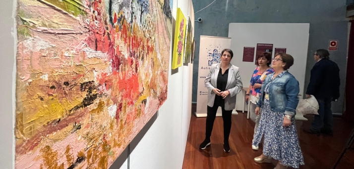 Aulas de la Tercera Edad cierra el curso con más de 1.000 asistentes y una puja solidaria a favor de la Asociación de Autismo