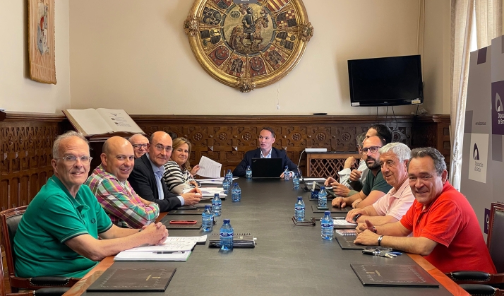 Miembros de la Comisión de Reto Demográfico hoy en el Palacio Provincial. /Dip.