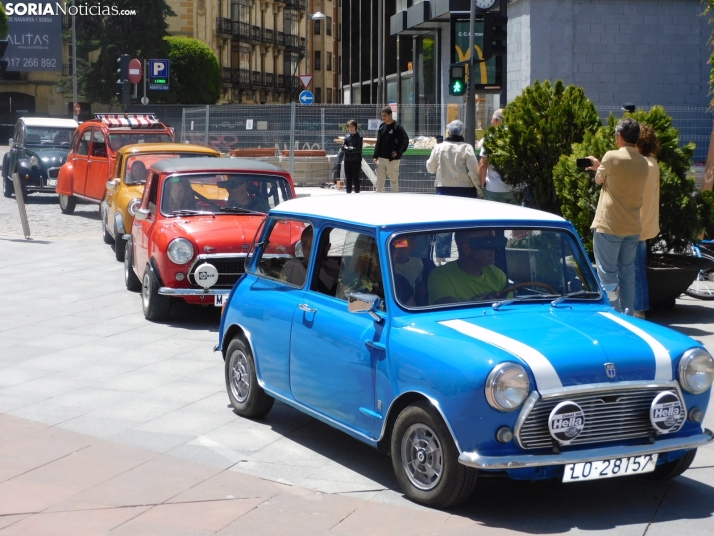 En imágenes: Decenas de coches antiguos invaden Mariano Granados