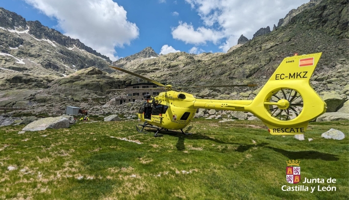 El Grupo de Rescate de la Junta de Castilla y León evacúa a un varón en Gredos
