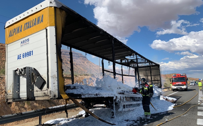Bomberos de la Diputación sofocan el indendio de un transporte en la A-2