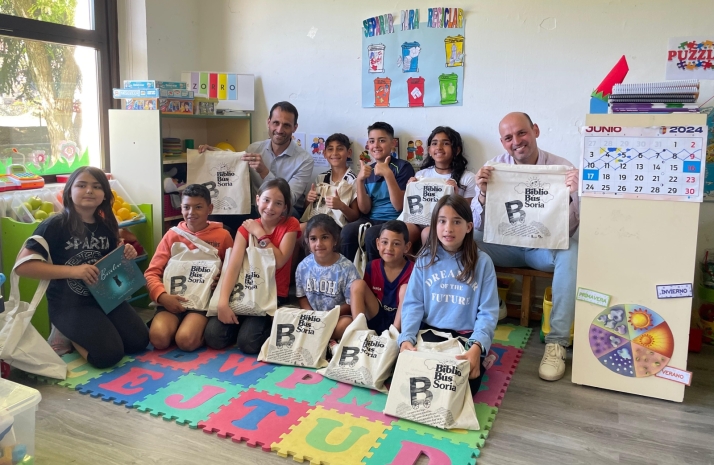 Los bibliobuses estrenan bolsas para sus libros