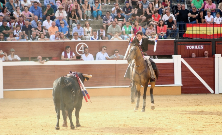 Primera de feria: Dos toros, cuatro corderos