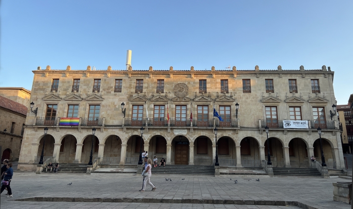 Informadas las bases de la oferta de empleo público para técnico de espacios escénicos, conductor y albañil de servicios funerarios