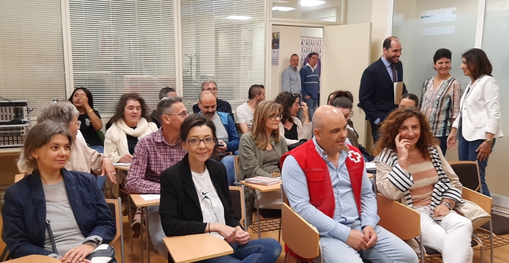 Empleados y usuarios de Cruz Roja conocen algunos de los servicios que se prestan en la Subdelegación