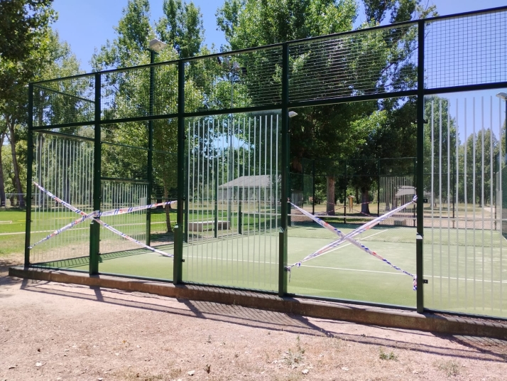 Almazán denuncia actos vandálicos que ascienden hasta los 10.000€  en las pistas de pádel, en La Arboleda y en los focos de la muralla