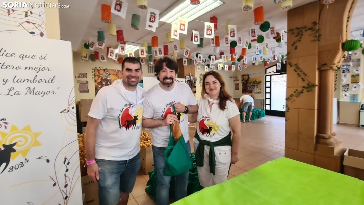 Los sorianos recogen su tajada de toro cocida mirando al cielo