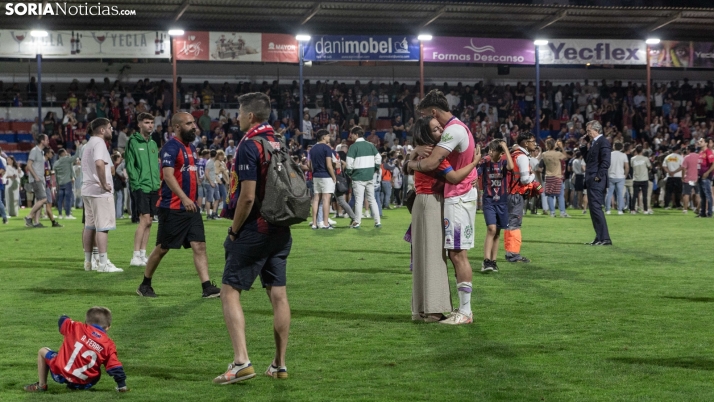 Fotos: Tristeza y lágrimas en una aciaga tarde de junio para el Numancia en Yecla