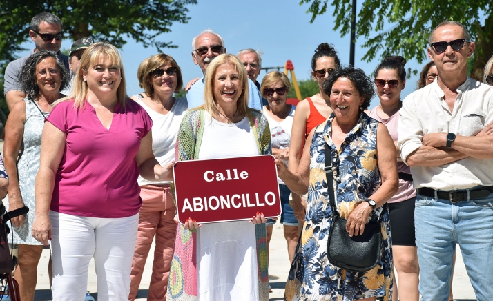 La delegada territorial, en el centro, acompañada por la vicepresidenta de la Diputación (izda.) y la alcaldesa de Blacos. /Jta.