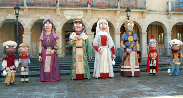 Los Gigantes y Cabezudos saldrán mañana a recorrer las calles de Soria