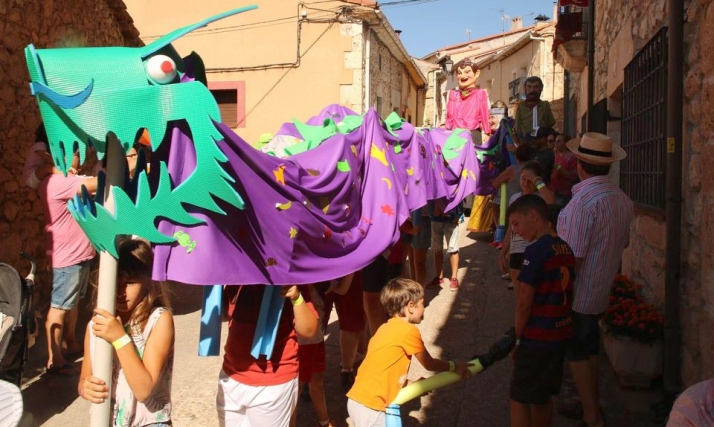 Una imagen festiva de Castillejo de Robledo. /ACACR