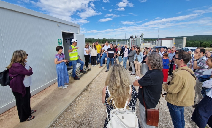 Asistentes en el exterior de las instalaciones. /SdG