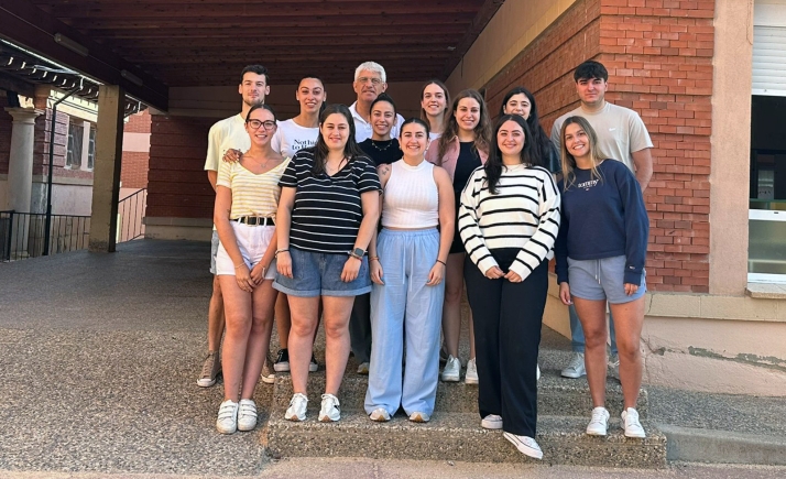 El grupo de monitores con el concejal Luis Cuesta. /ABO