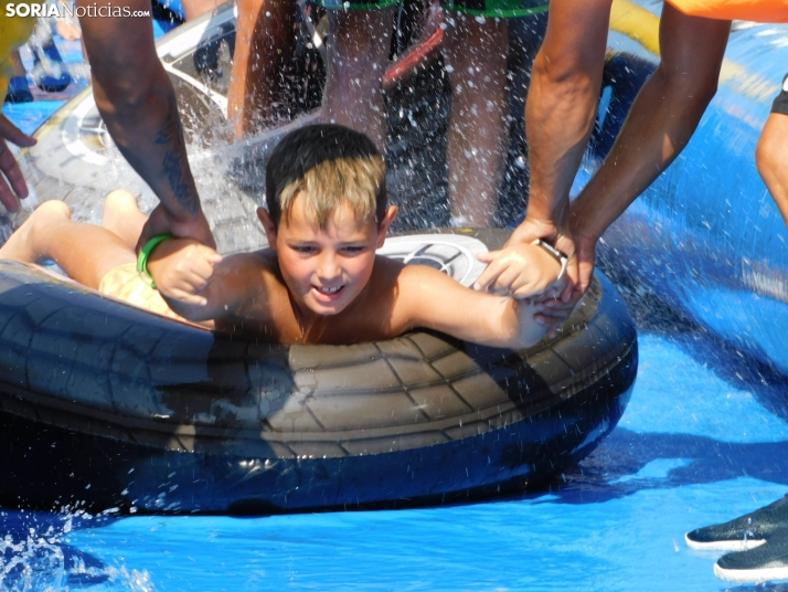 GALERÍA | Decenas de jóvenes se deslizan a toda velocidad para dar la bienvenida a las fiestas de Garray