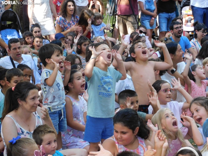Fotos: Centenares de niños sorianos se divierten a la sombra con un teatro infantil en la Dehesa