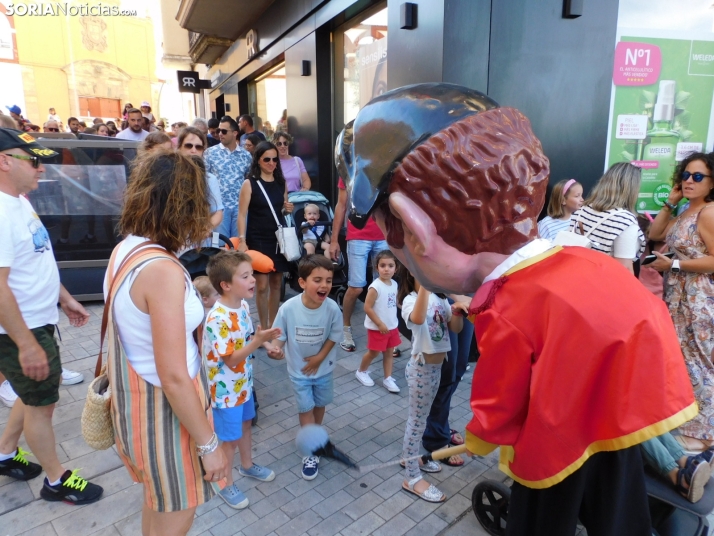 En imágenes: Los cabezudos persiguen a los más pequeños de Soria en una soleada tarde de julio