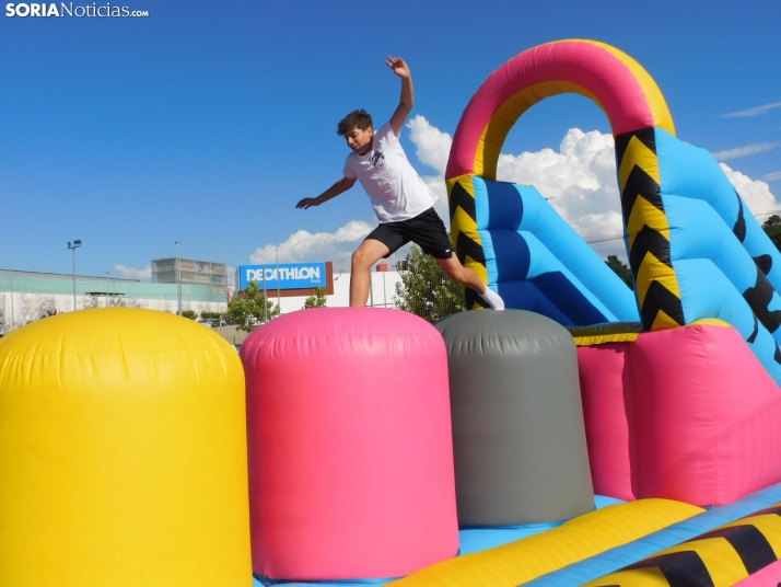 Fotos: El Gran Prix llega a las fiestas de Camaretas para poner a prueba a los más jóvenes con desafíos muy divertidos 