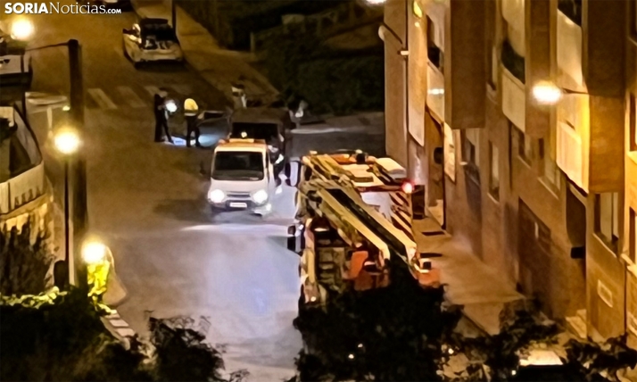 Una furgoneta se lleva por delante una farola en Soria