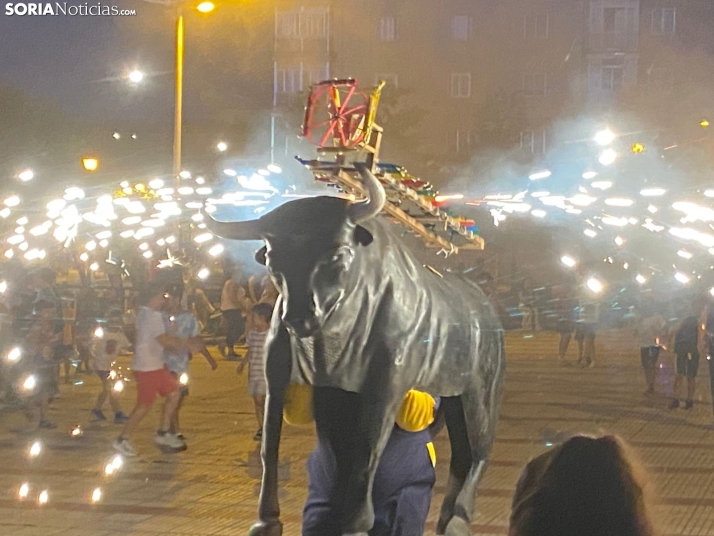 En imágenes: La Barriada celebra sus fiestas con sevillanas, un festival de la espuma y unas migas populares