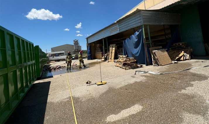 Bomberos de la Diputación sofocan un conato de incendio en una fábrica de San Esteban