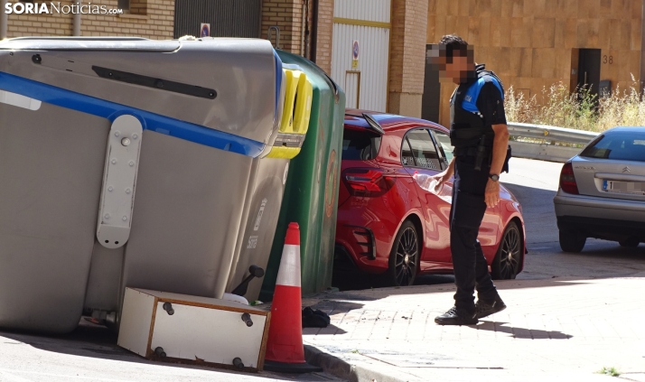 El agente de la Policía Municipal en el lugar del fuego. /PC