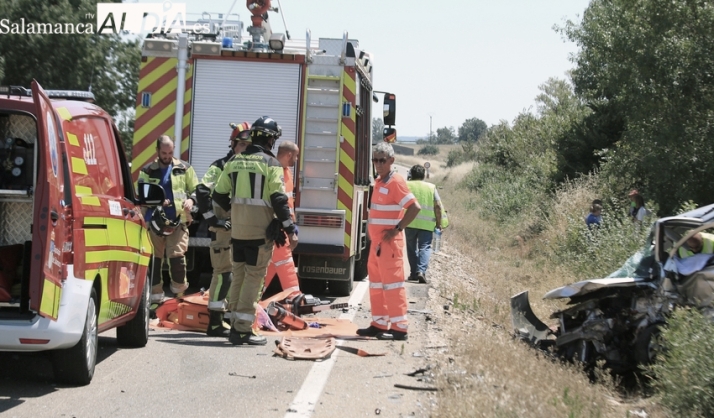 Las asistencias en el lugar del siniestro. /salamancartvaldia.es