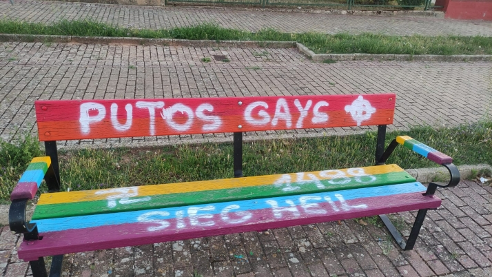 Almazán se despierta con pintadas homofóbicas en los bancos LGBTIQ+: putos gays
