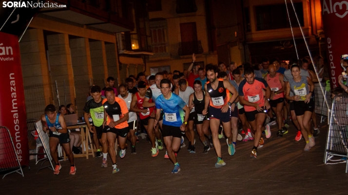 En imágenes: Cientos de corredores recorren las calles de Almazán en su Carrera Nocturna