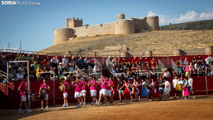 GALERÍA | Los peñistas de Berlanga se reúnen para bajar a la plaza de Toros y disfrutar de la suelta de reses