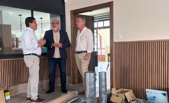 Miguel Latorre visita las obras del centro social de San Pedro Manrique