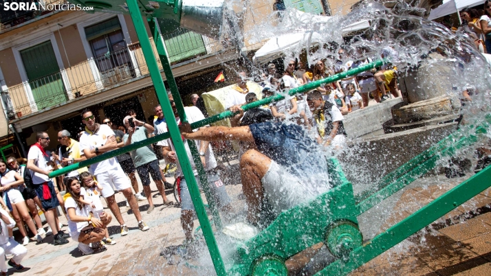 EN FOTOS | Los burgenses disfrutan de las cucañas en el día de la Virgen