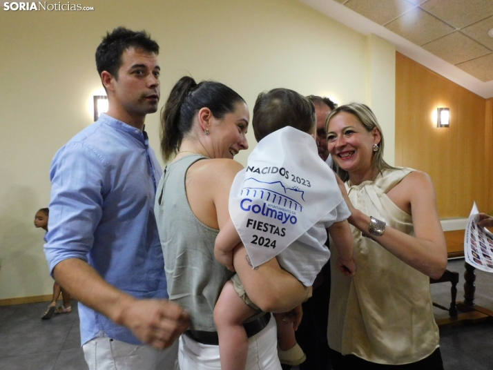 EN FOTOS | Los bebés del 2023 reciben el pañuelo de las fiestas de Golmayo