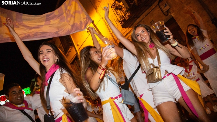 GALERÍA | Las peñas dan la bienvenida a las fiestas de El Burgo con su desfile