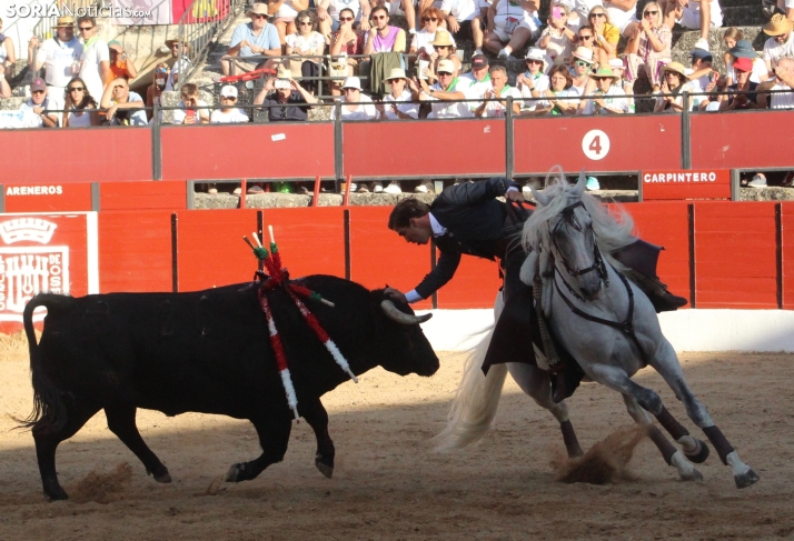 GALERÍA: Vistosos rejones para abrir la feria de El Burgo