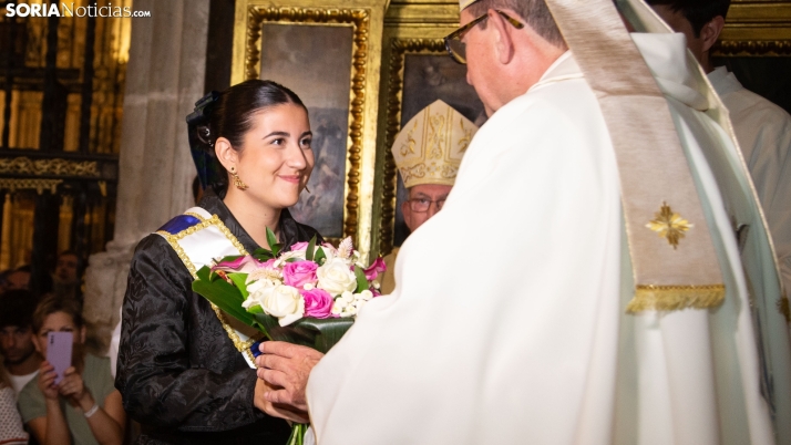 El Burgo de Osma rinde homenaje a la Virgen del Espino con la ofrenda floral, en fotos