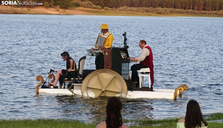 FOTOS | La música surca las aguas del pantano