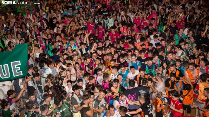 En imágenes: La Peña El Trankazo da el pistoletazo de salida a las fiestas de la Bajada de Jesús en Almazán