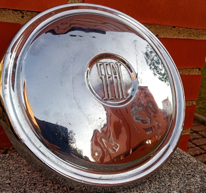 Buscan al dueño de un 600 que ha perdido uno de sus tapacubos en Soria