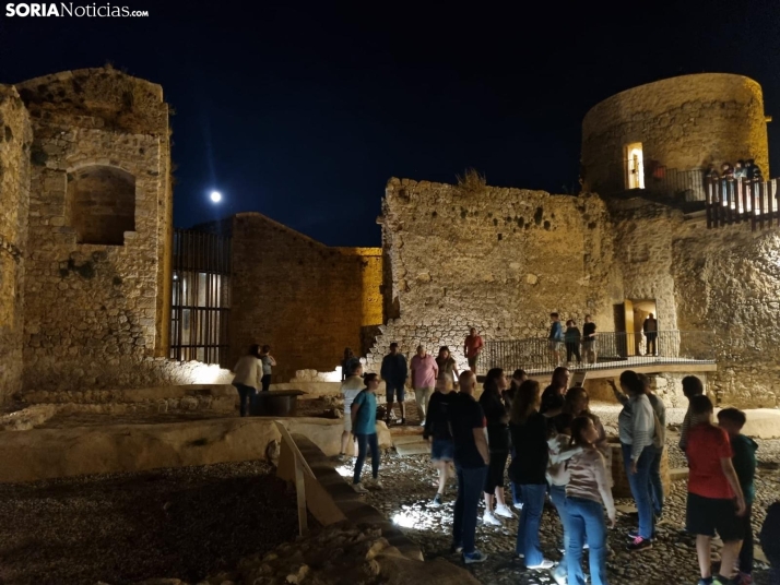 800 personas llenan el Castillo de Berlanga de Duero en una visita nocturna