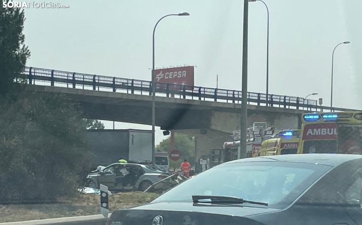 Trasladados dos heridos al hospital tras quedar atrapados en su coche al salirse de la vía en la rotonda del Caballo Blanco