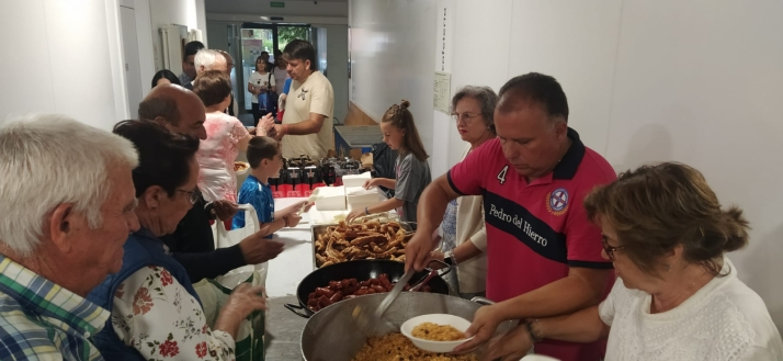 Migas y toro de fuego para dar la bienvenida a las fiestas del barrio de Santa Bárbara