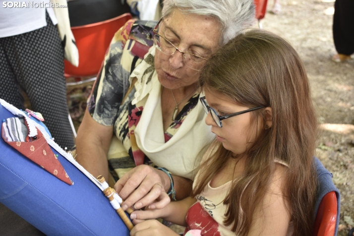 En fotos: 68 bolilleras comparten técnica y arte en Covaleda