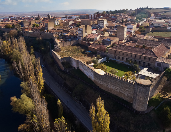 El posible derrumbe de la fachada norte del Palacio de Almazán hace cerrar el tránsito de la Ronda del Duero