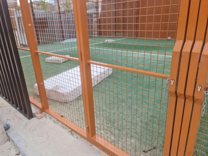 Los vándalos se ceban con la pista de pádel de San Esteban y dejan a los vecinos sin esta instalación