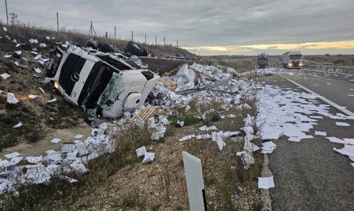 Accidente con dos camiones involucrados en Adradas