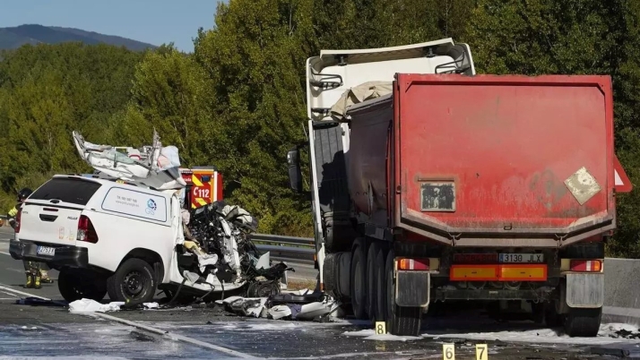 Tres fallecidos y dos heridos por la colisión de un camión y una ‘pick up’ en León